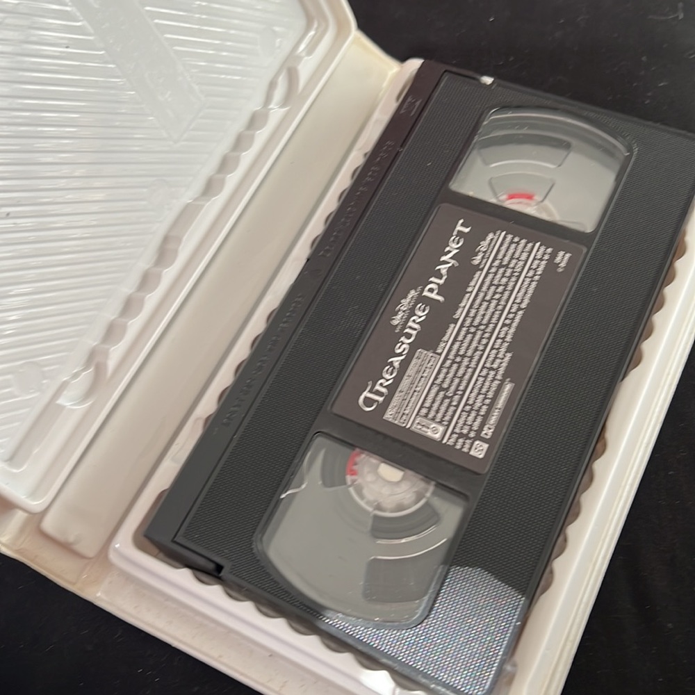 Treasure Planet VHS - Picture 2 of 3